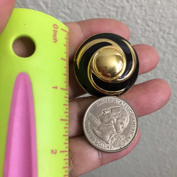 🖤St.John Vtg gold & black enamel clip earrings